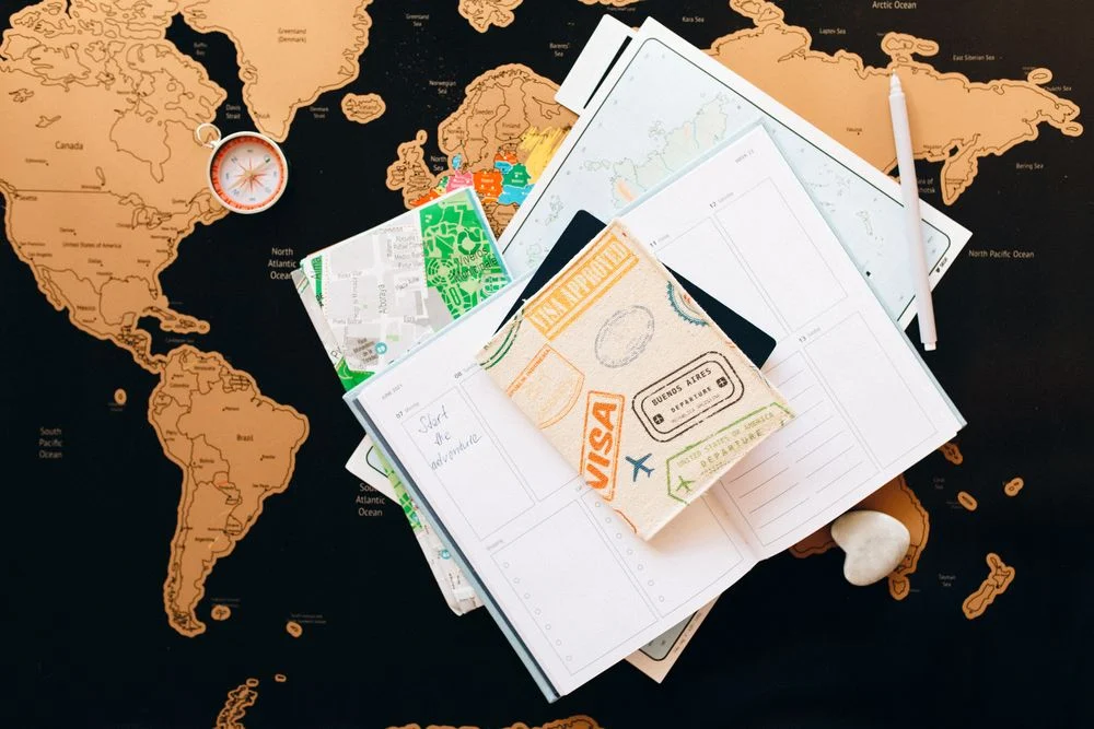 Passaporte e diário de viagem sobre um mapa